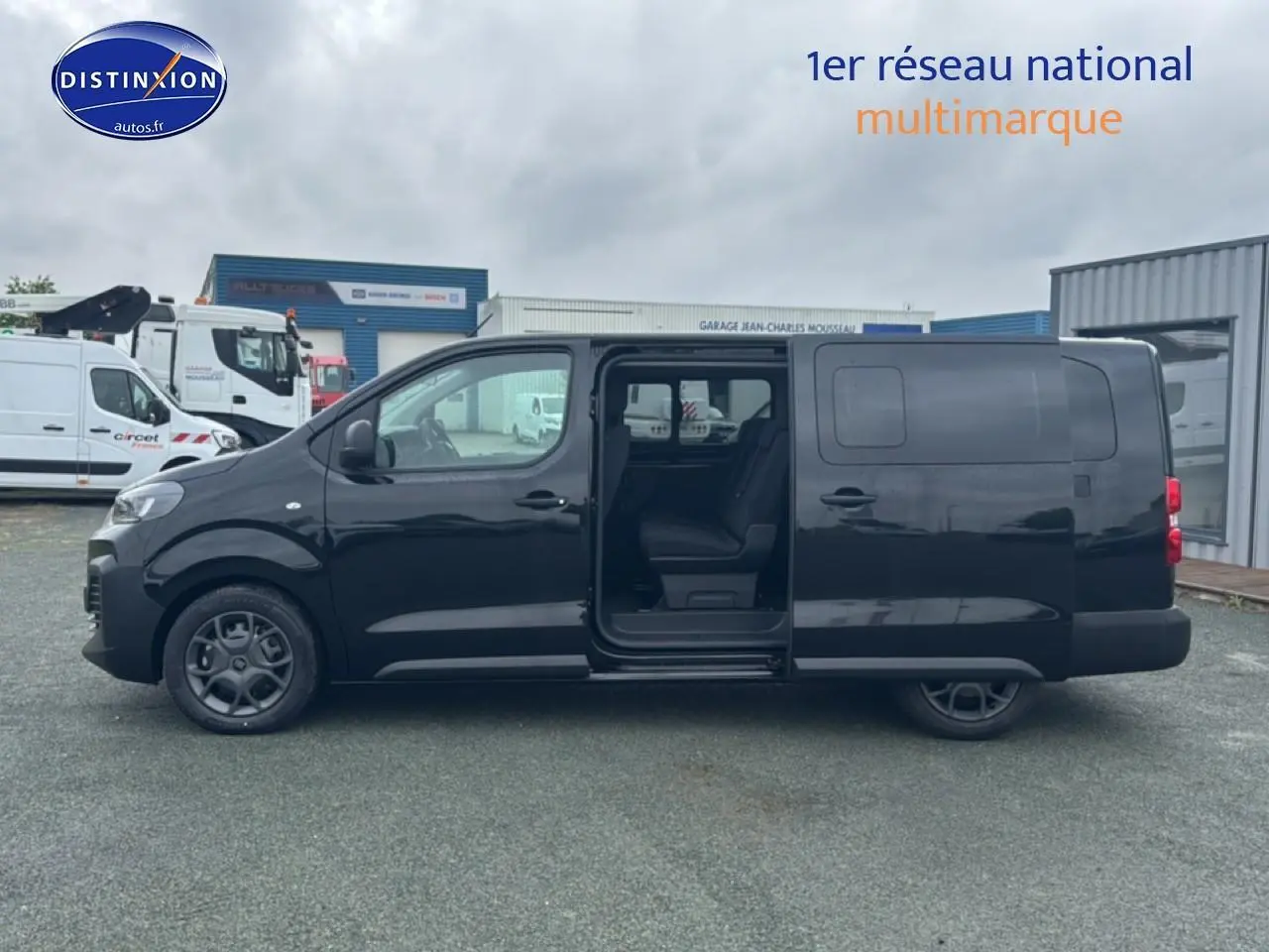 Vue de profil côté gauche du FIAT Scudo Combi noir avec porte latérale coulissante ouverte montrant l'intérieur.
