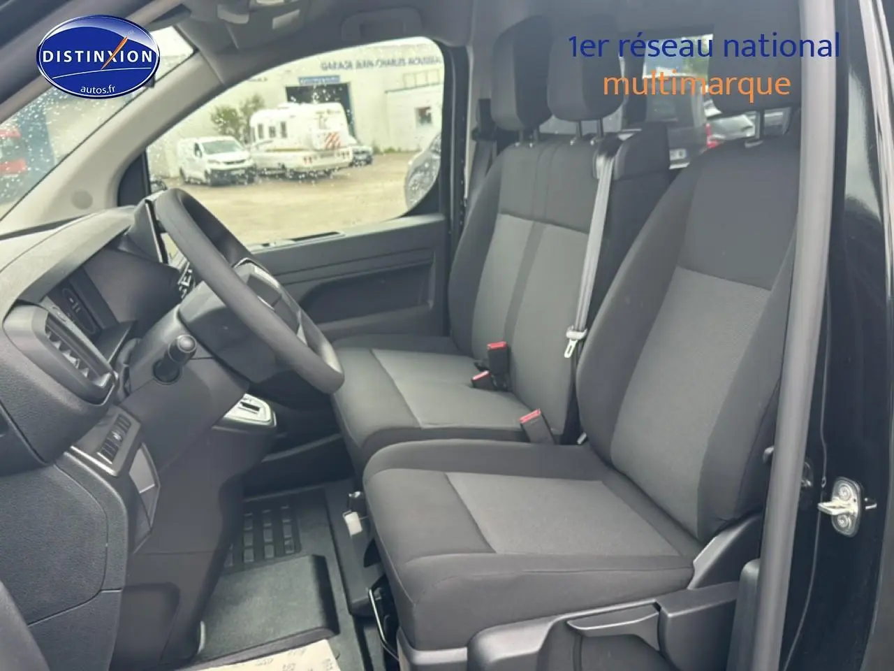 Vue intérieure côté conducteur du Fiat Scudo Combi noir 2026, montrant la banquette avant et le volant.