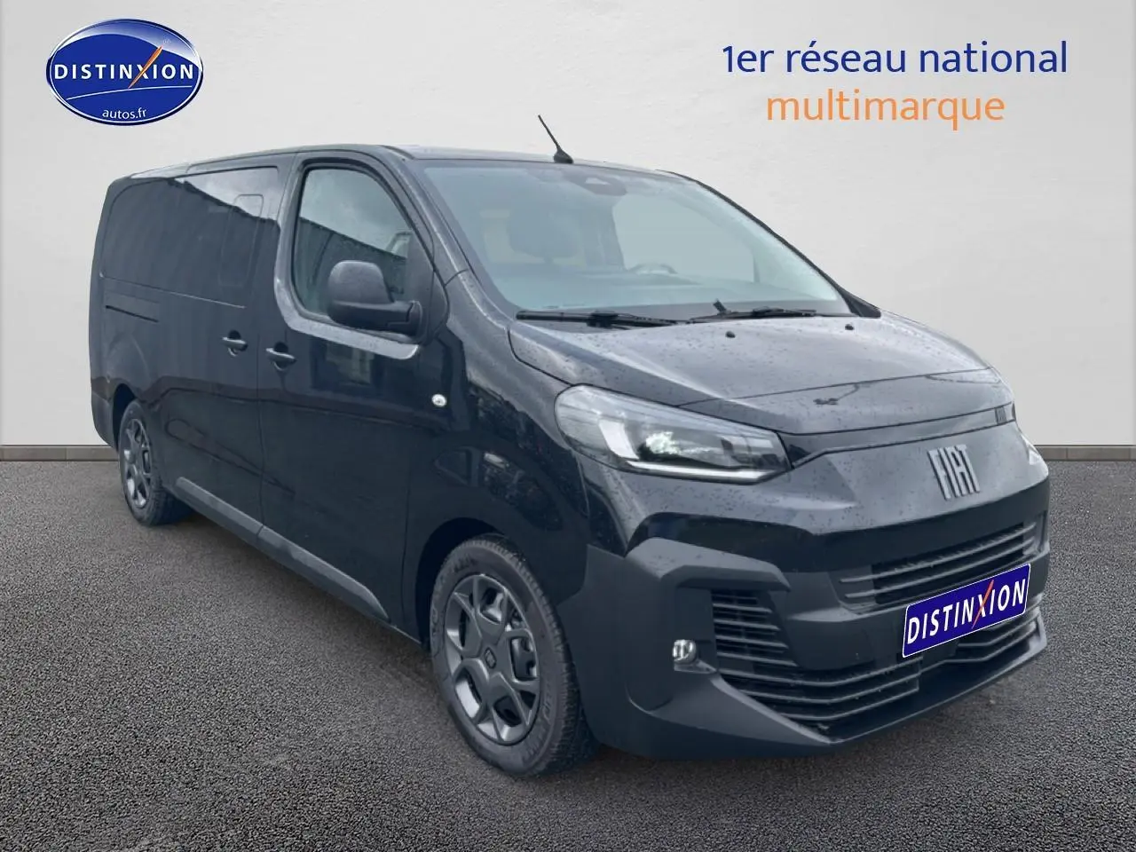 Fiat Scudo Combi noir en 3/4 avant droit, avec porte latérale coulissante et jantes spécifiques.