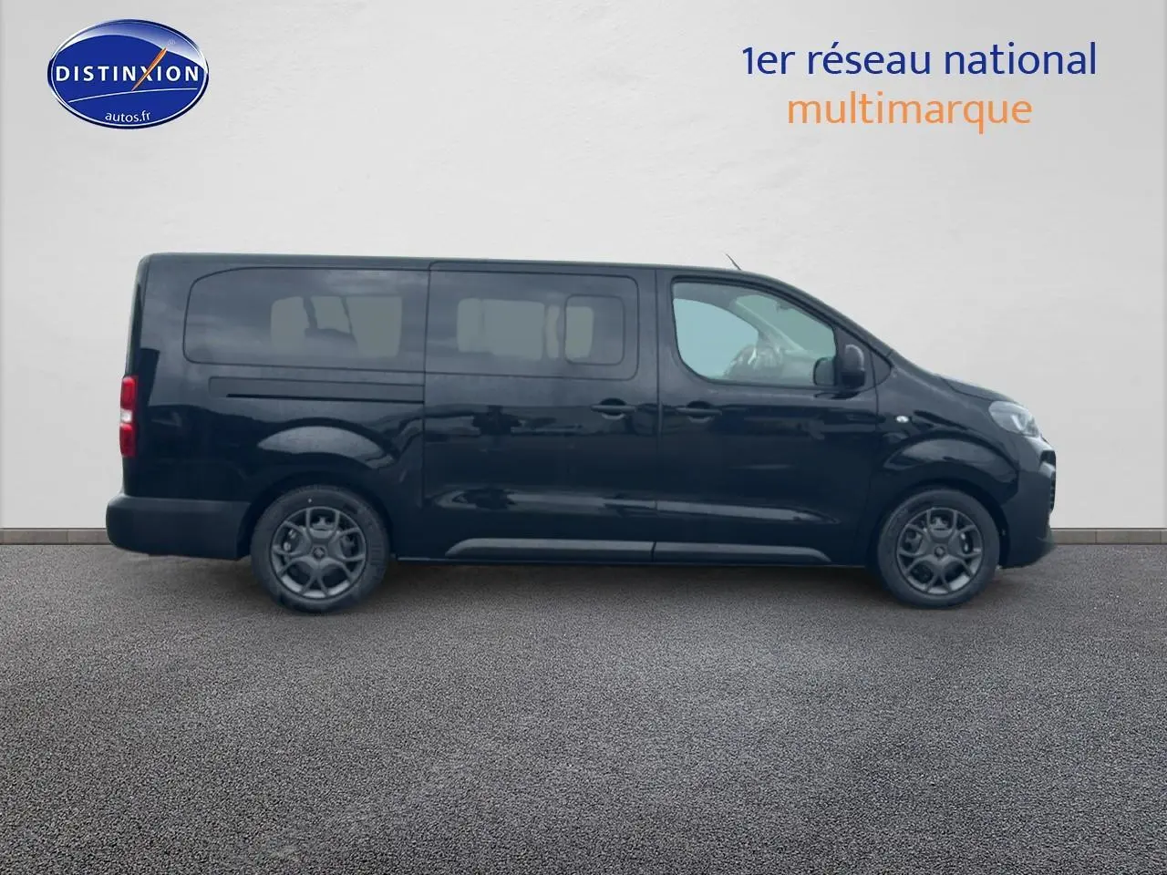 Profil droit du FIAT Scudo Combi noir 2026 avec porte latérale coulissante et vitres teintées.