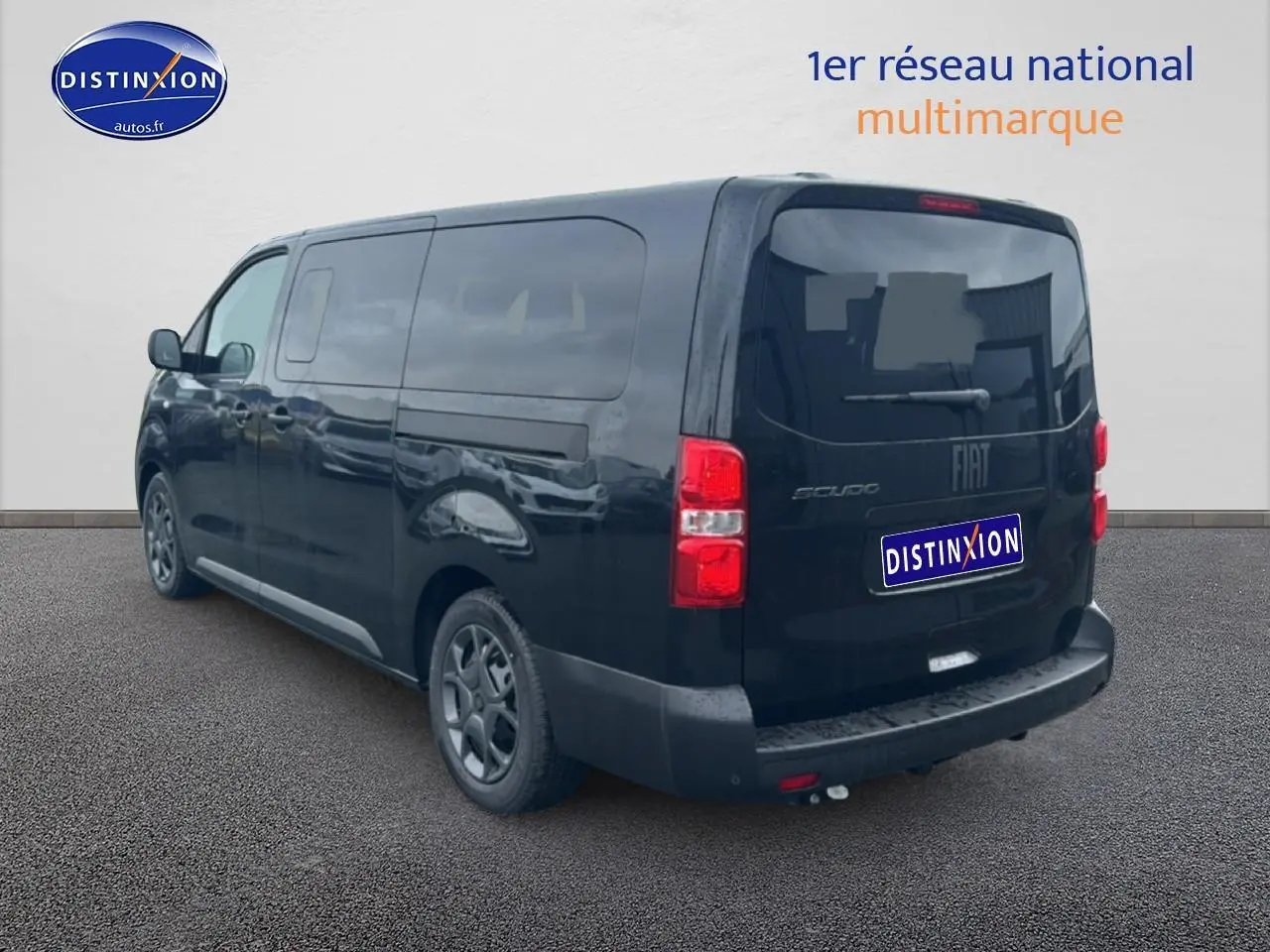 Vue 3/4 arrière droite du FIAT Scudo Combi noir avec porte latérale coulissante et vitres teintées.