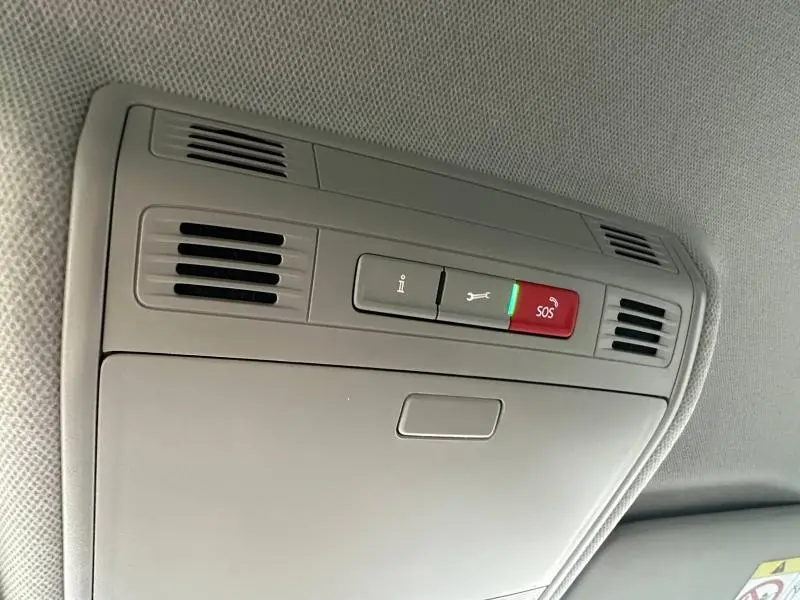 Vue intérieure du plafonnier gris clair avec boutons SOS et assistance du Skoda Scala blanc cristal 2025.