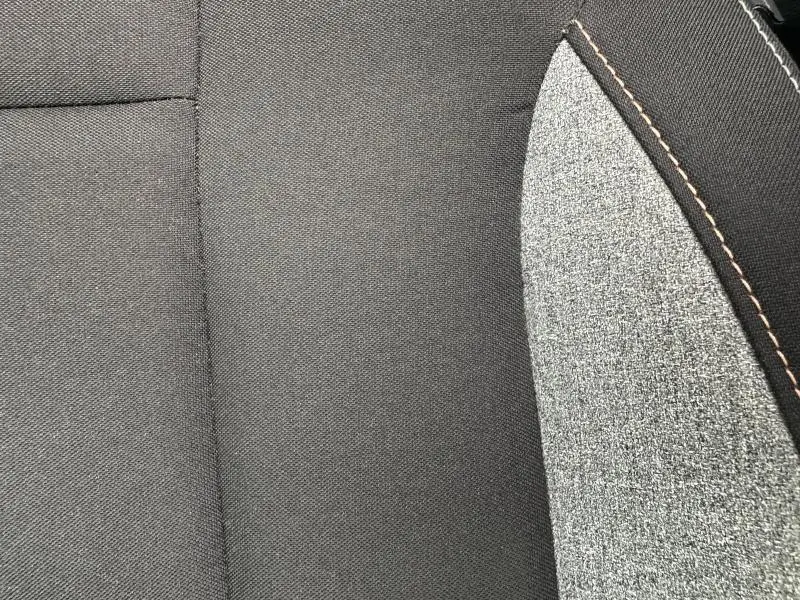 Détail du tissu noir et gris recyclé des sièges avant de la Skoda Scala 2025 finition Selection.