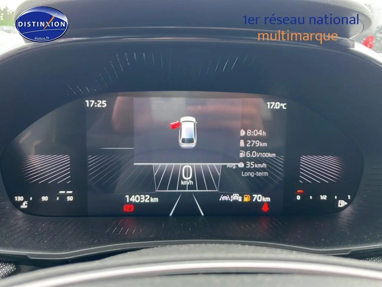 Tableau de bord numérique de la Skoda Fabia blanche 2025, affichant la vitesse à 0 km/h et diverses informations.
