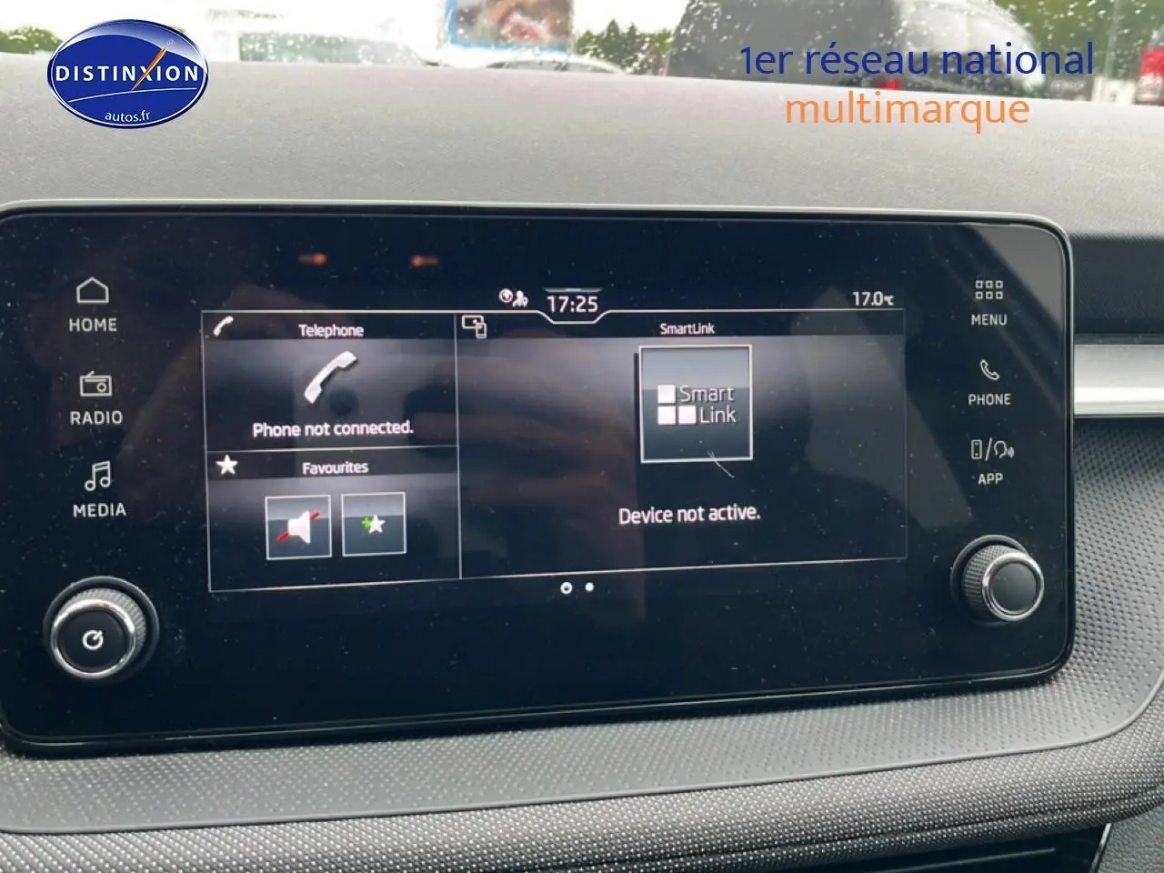 Écran tactile central du tableau de bord de la Skoda Fabia blanche 2025 affichant le menu SmartLink.
