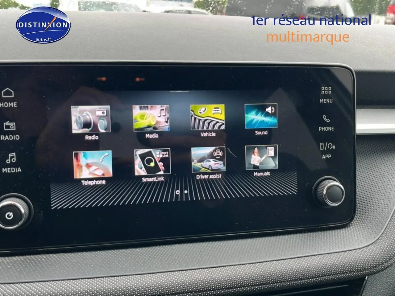 Écran tactile central du tableau de bord de la Skoda Fabia blanc 2025 avec interface multimédia affichée.