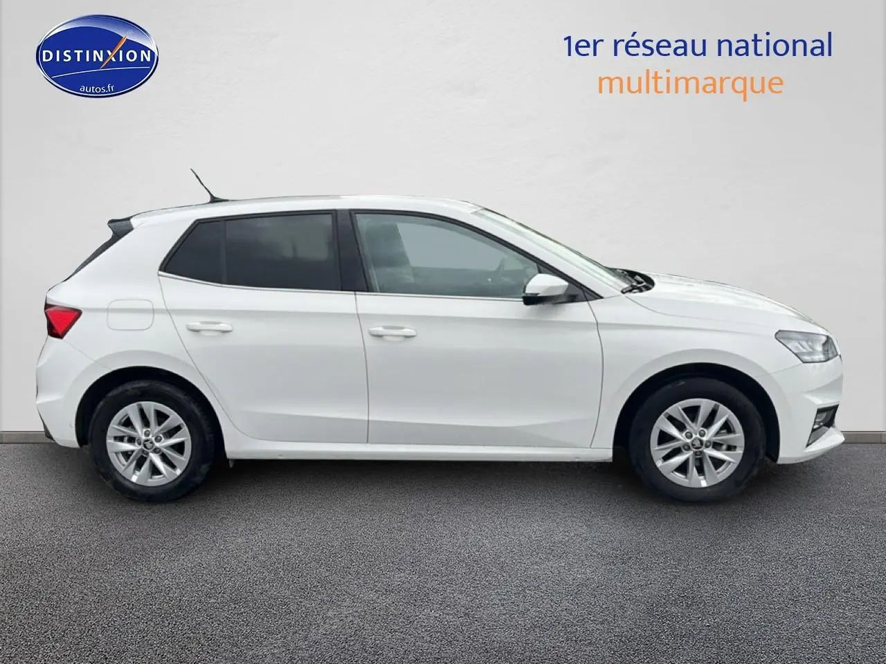 Vue de profil côté gauche d'une Skoda Fabia blanche 2025 avec jantes alu et vitres teintées.
