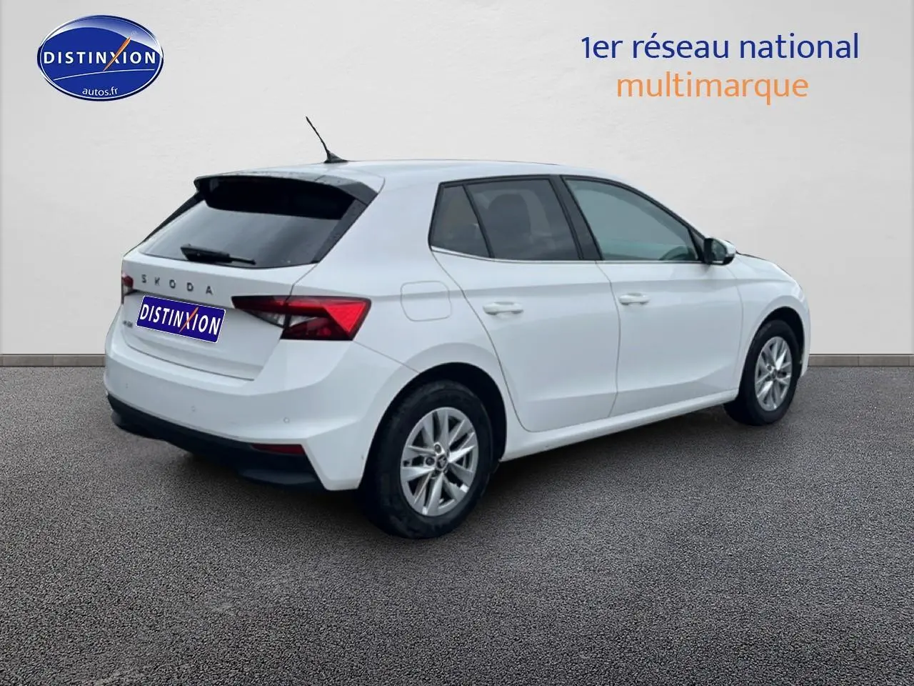 Vue 3/4 arrière droite d'une Skoda Fabia blanche 2025 avec jantes alu et vitres arrière teintées.