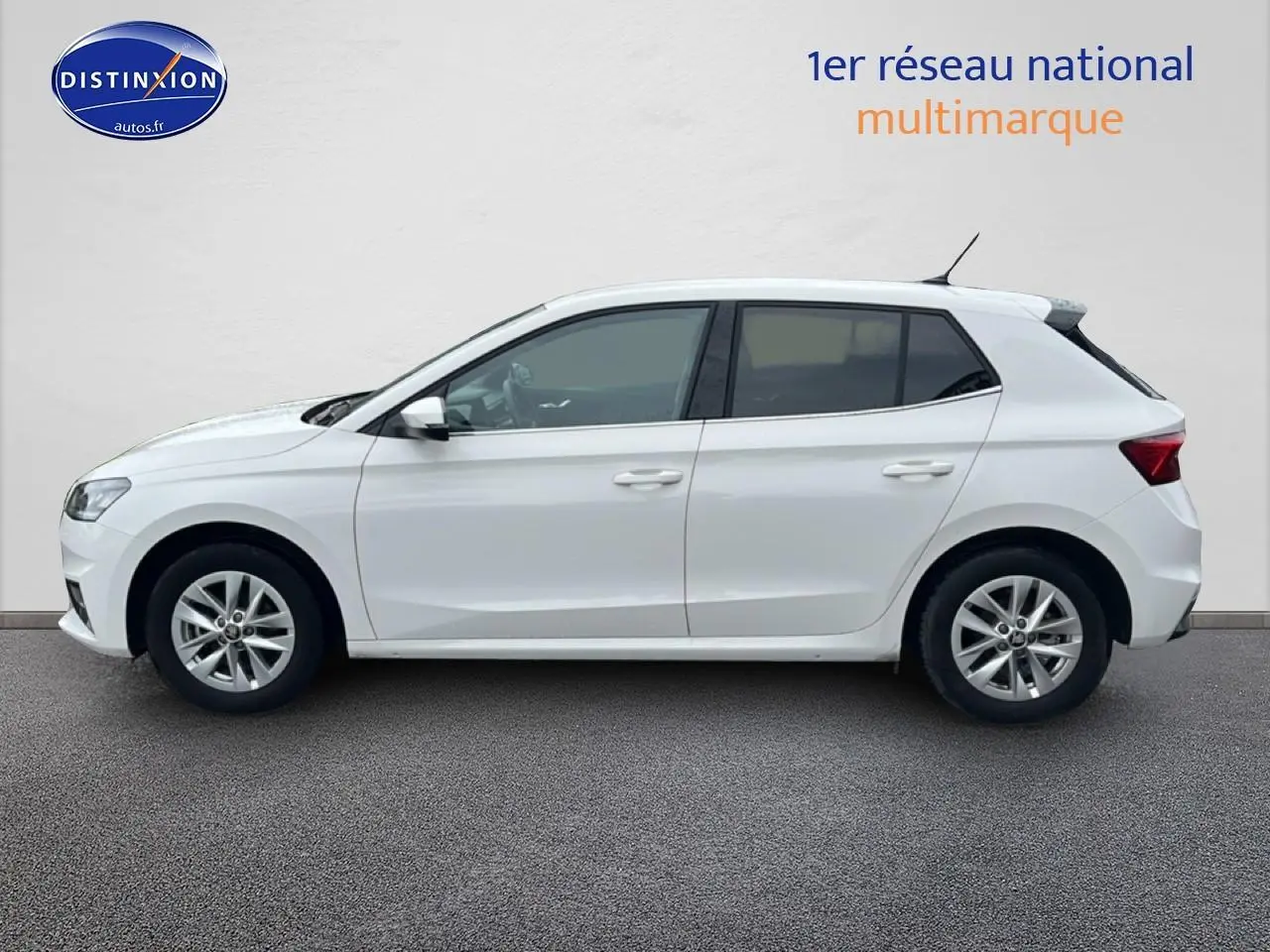 Profil droit d'une Skoda Fabia blanche 2025 avec jantes alu et vitres teintées sur fond neutre.
