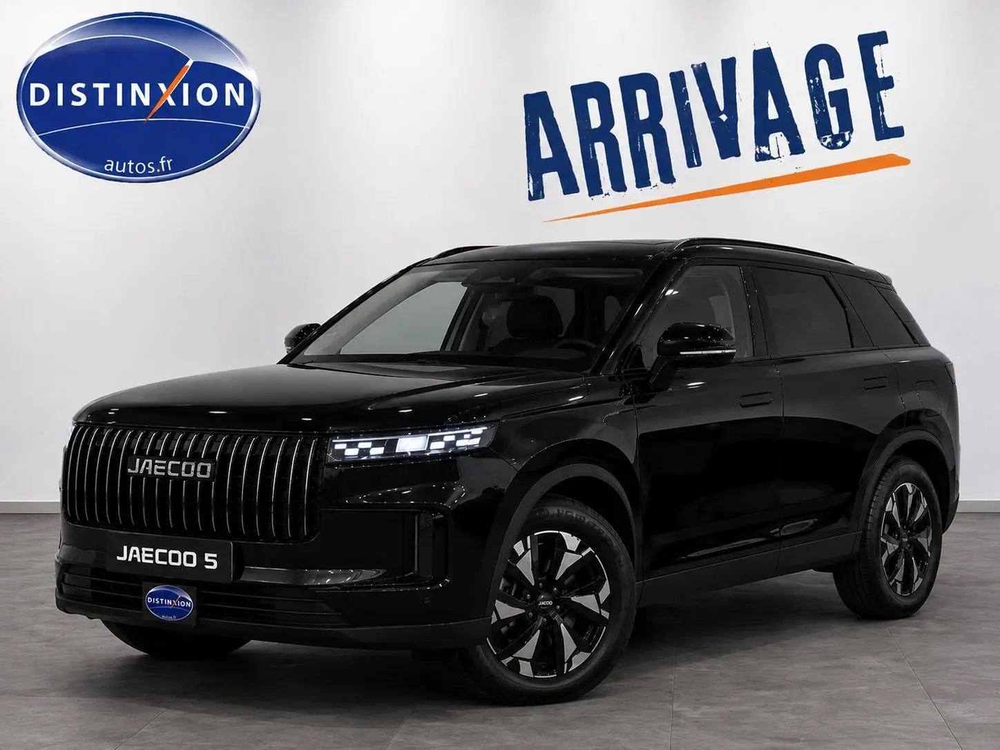 SUV JAECOO J7 noir en 3/4 avant droit, avec calandre verticale distinctive et jantes bicolores modernes.