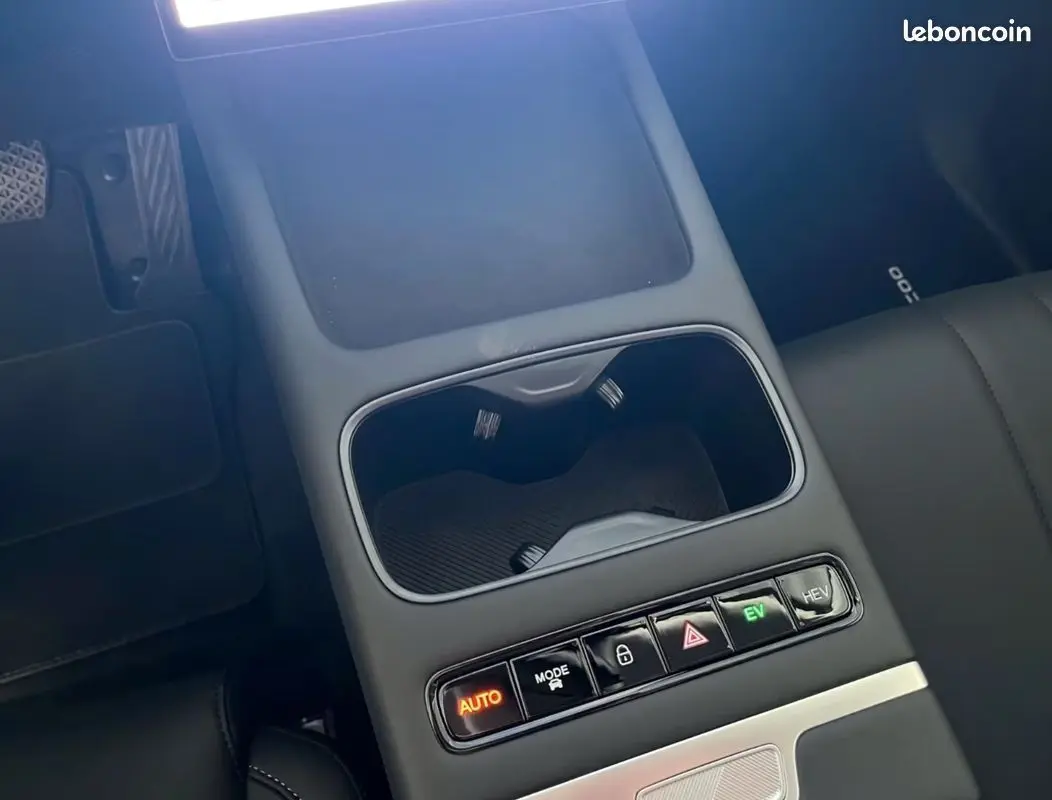 Gros plan sur la console centrale noire du JAECOO J7 2026, avec boutons lumineux et porte-gobelets visibles.