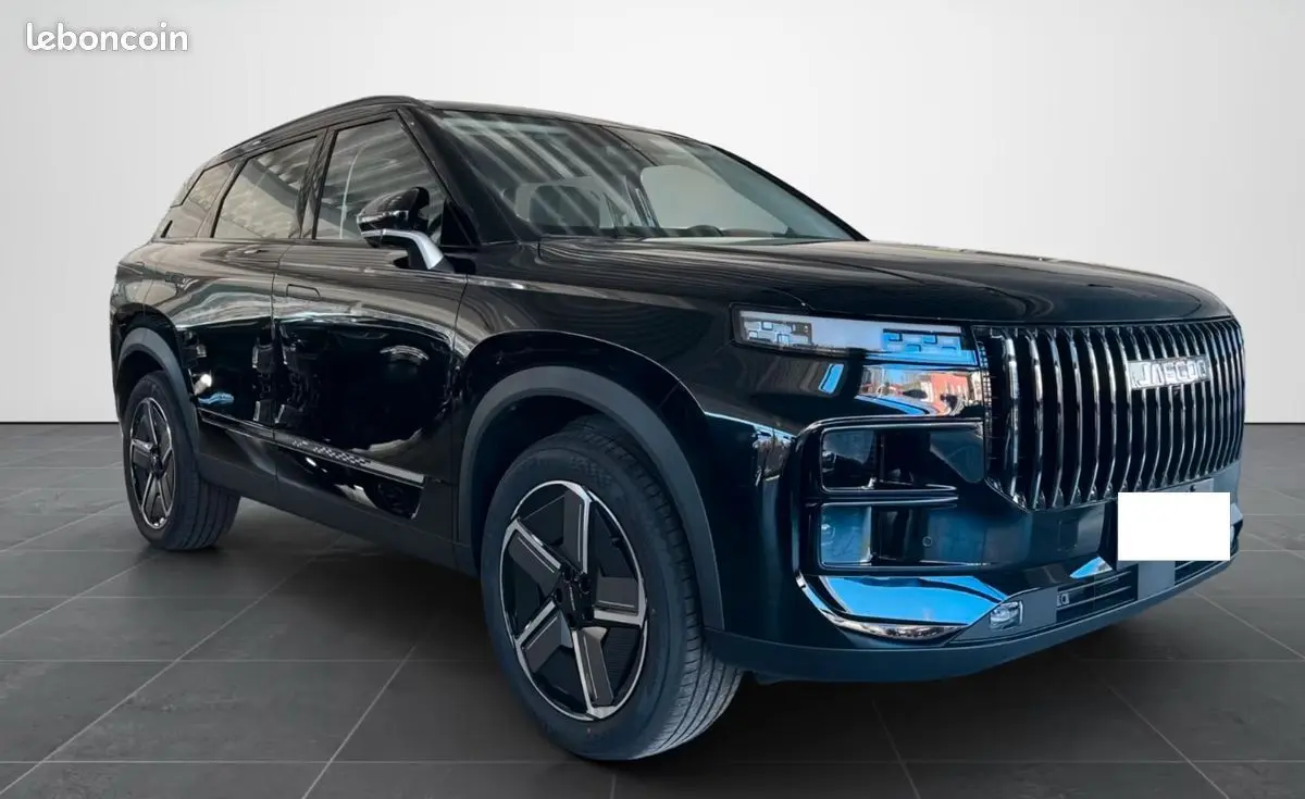 Vue 3/4 avant droite du SUV noir JAECOO J7 1.5 TGDI 279ch SHS-P Exclusive avec calandre verticale distinctive.