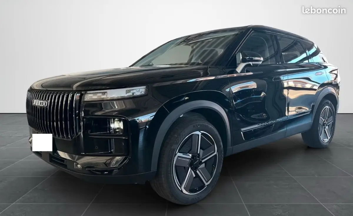 SUV JAECOO J7 noir en 3/4 avant droit, avec calandre verticale distinctive et jantes modernes bicolores.