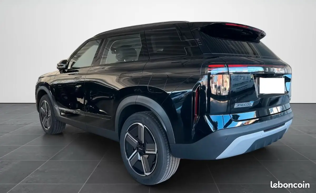 Vue 3/4 arrière droite du SUV JAECOO J7 noir brillant avec feux arrière horizontaux et jantes modernes.