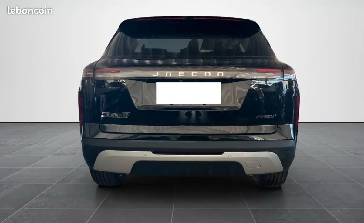 Vue arrière d’un JAECOO J7 noir 2026 avec logo lumineux et diffuseur arrière gris clair.