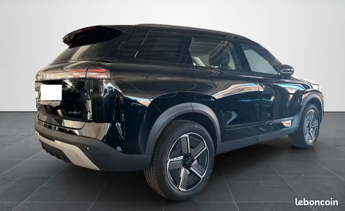 Vue 3/4 arrière droite du SUV noir JAECOO J7 2026 avec jantes modernes et feux arrière horizontaux distinctifs.