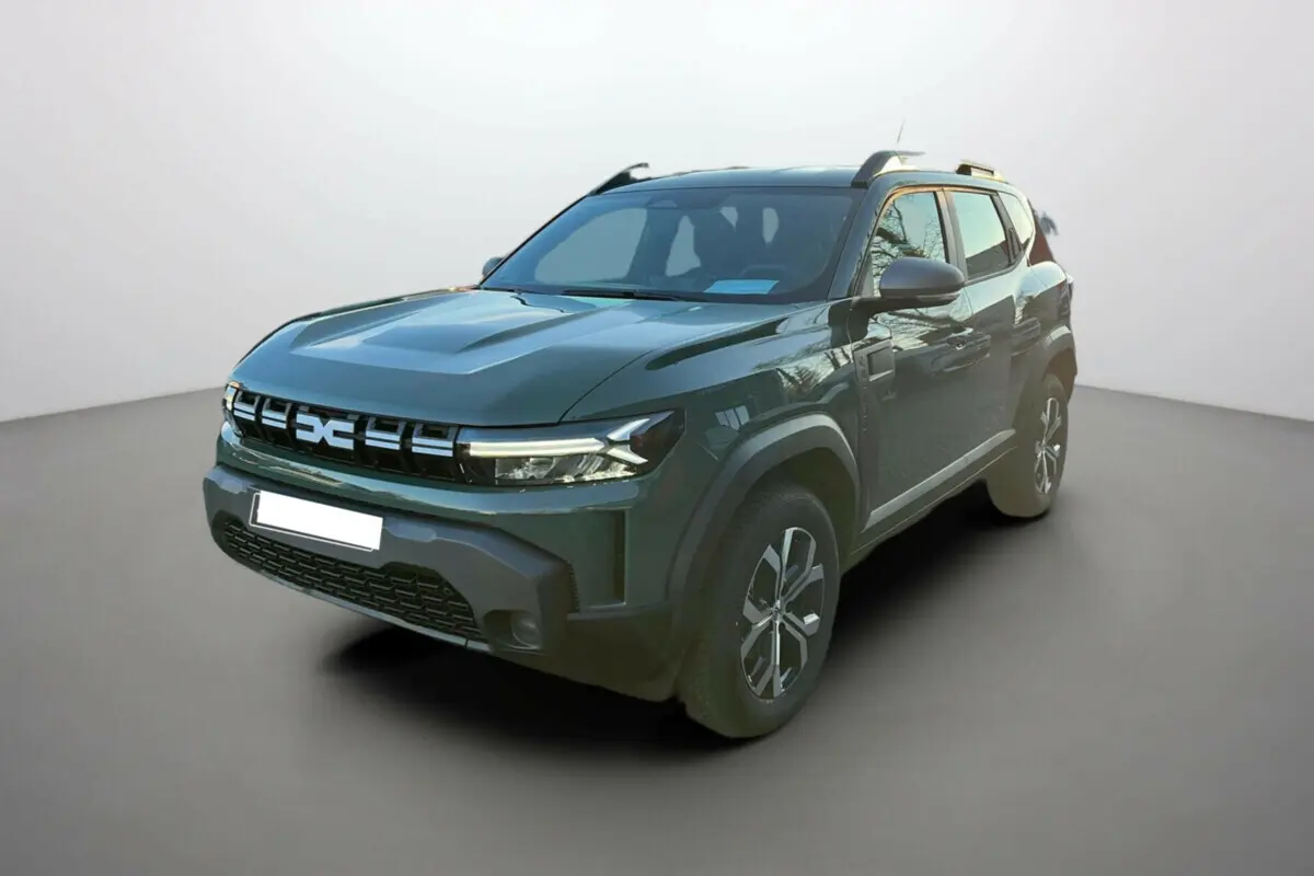 SUV Dacia Duster 2025 kaki lichen en 3/4 avant droit avec calandre noire et jantes alliage distinctives