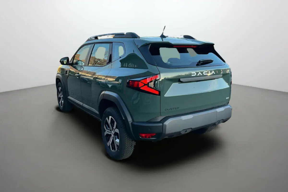 Vue 3/4 arrière droite du Dacia Duster 2025 kaki lichen avec logo DACIA lumineux et feux arrière en forme de flèche.