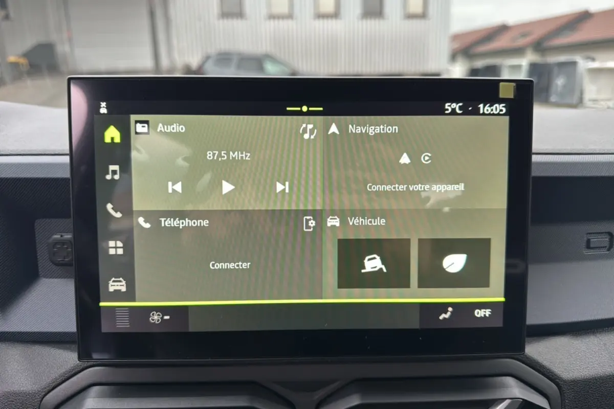 Écran tactile central du Dacia Duster 2025 affichant audio, navigation, téléphone et options véhicule en intérieur.