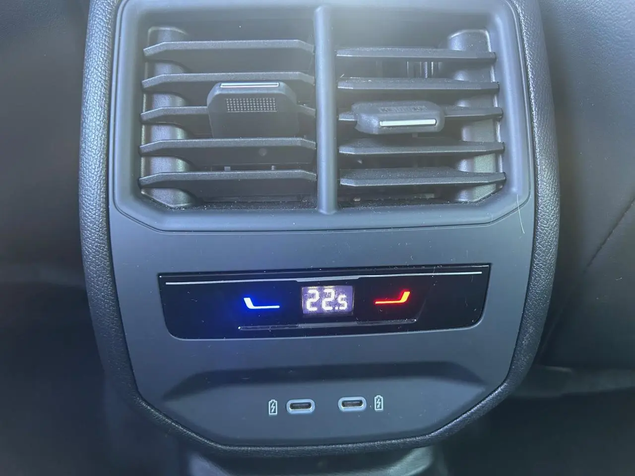 Gros plan sur la commande de climatisation arrière et deux ports USB-C du CUPRA Formentor blanc neige.