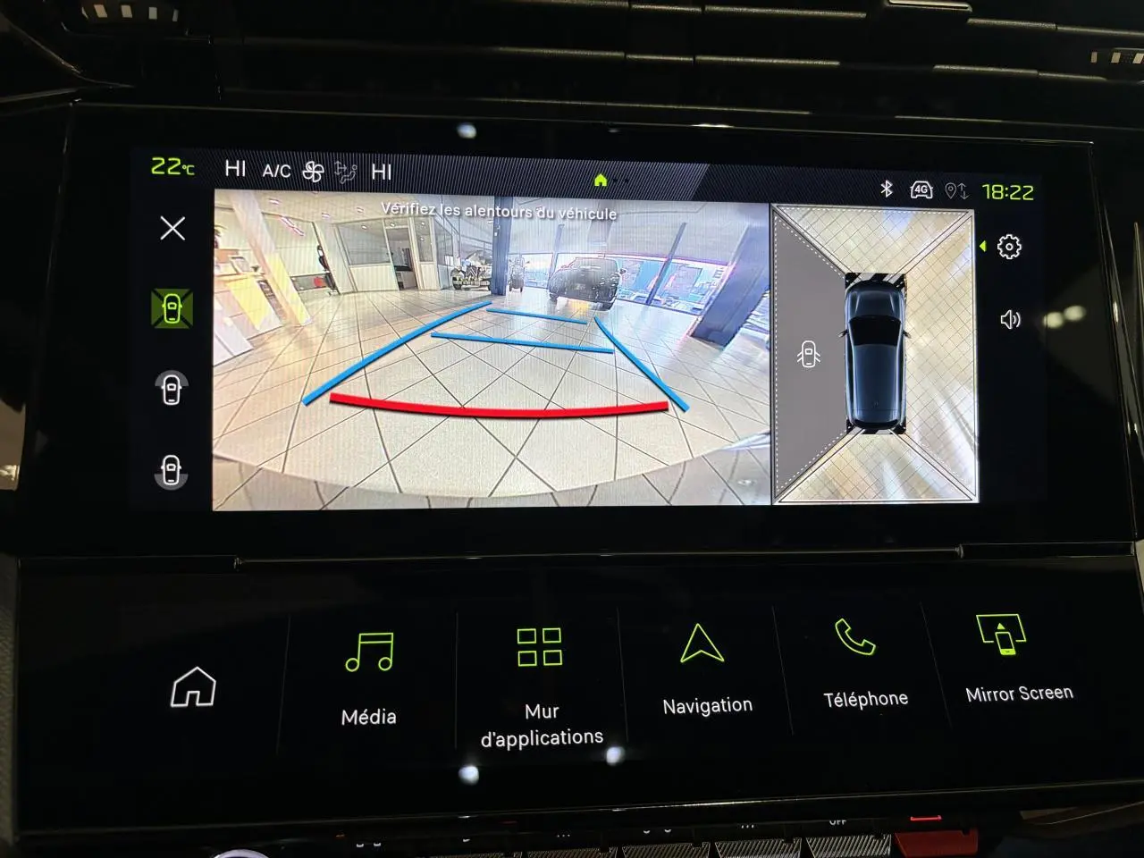 Écran tactile intérieur montrant la caméra de recul et la vue 360° du Peugeot 308 hybride blanc Okenite.