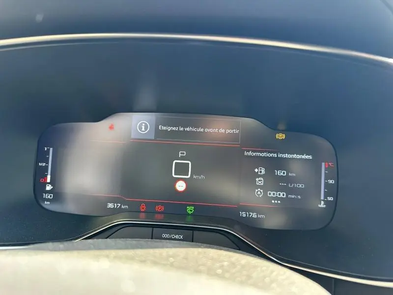Tableau de bord numérique du Citroën C5 Aircross 2025, affichage des informations instantanées et alertes au centre.