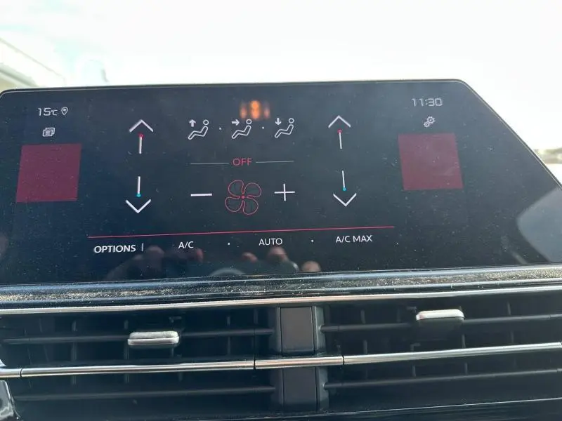 Écran tactile de la climatisation du Citroën C5 Aircross 2025, affichage des réglages avec ventilation et température.