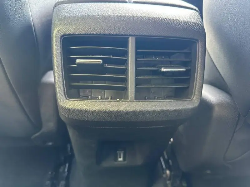 Gros plan sur les aérateurs arrière noirs et la prise USB du Citroën C5 Aircross 2025, intérieur gris Platinium.