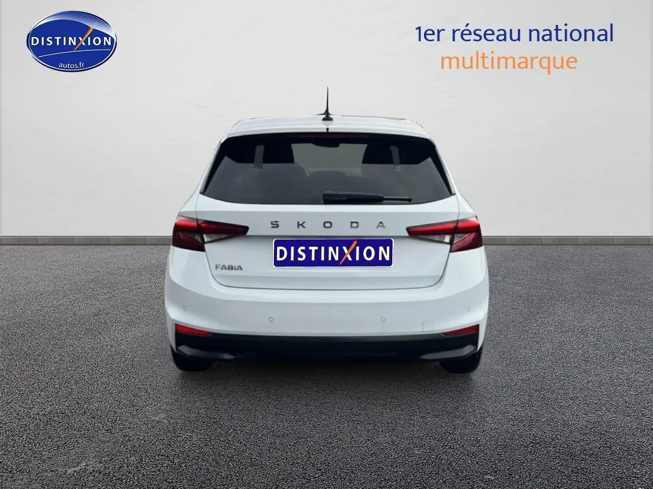 Vue arrière d'une Skoda Fabia blanche 2025 avec feux arrière LED et becquet noir.