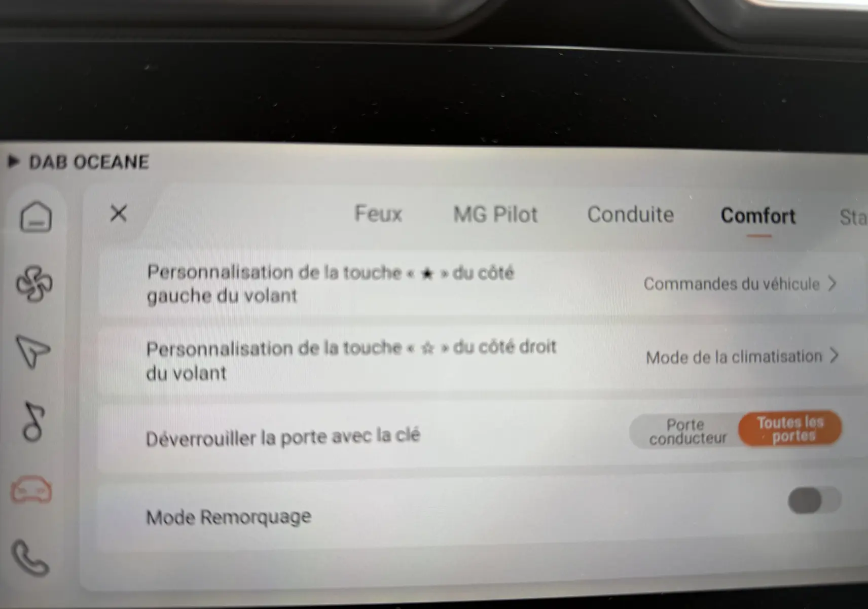Écran tactile intérieur du MG ZS 2026 en mode confort, affichant les options de personnalisation des commandes et déverrouillage.