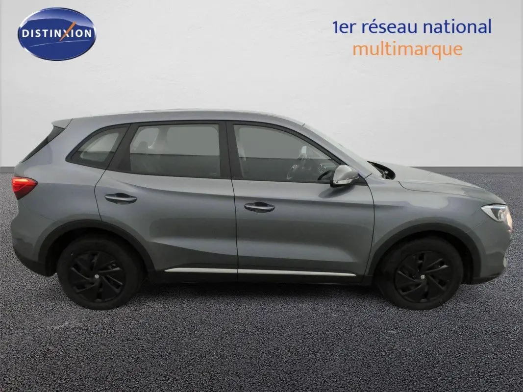 Vue latérale droite d’un SUV MG ZS 1.5L Hybrid+ 2026 en gris Hampstead avec jantes noires et vitres teintées.