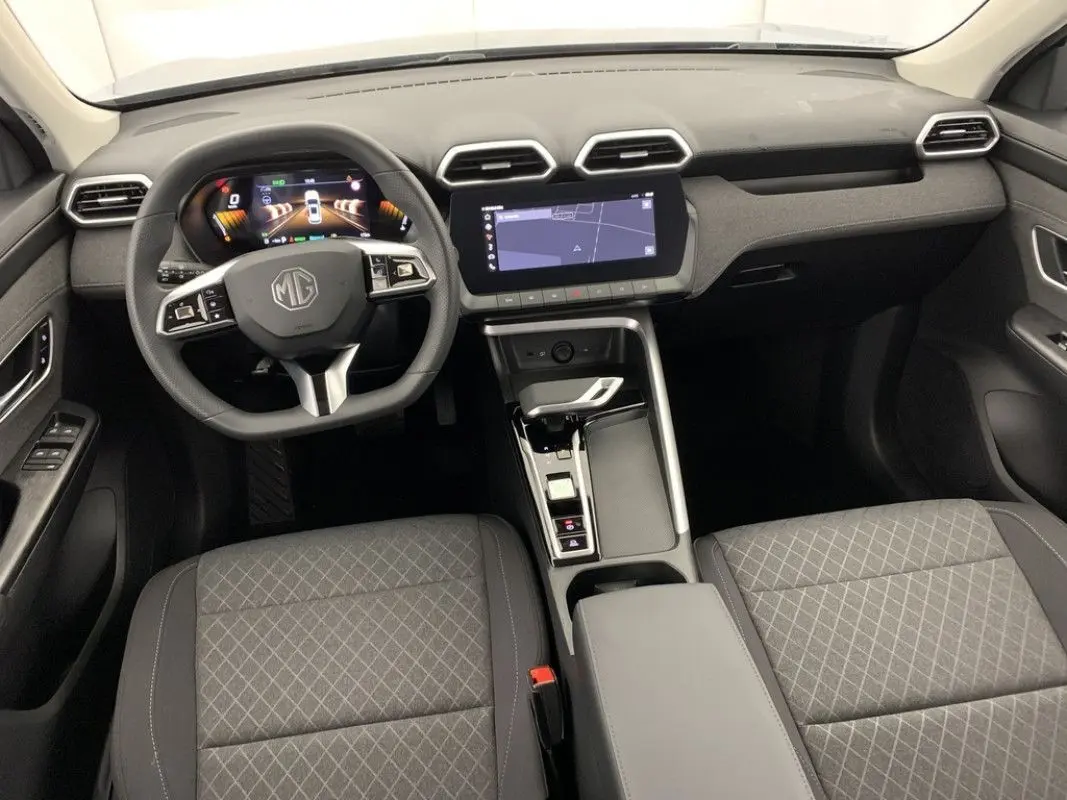 Vue intérieure avant du MG ZS 1.5L Hybrid+ 2026, tableau de bord noir avec écran tactile central et volant multifonction.
