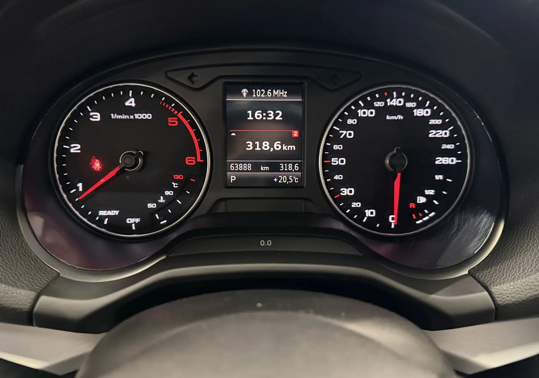 Vue rapprochée du tableau de bord noir de l'Audi Q2 2017, affichant compte-tours, vitesse et écran central numérique.