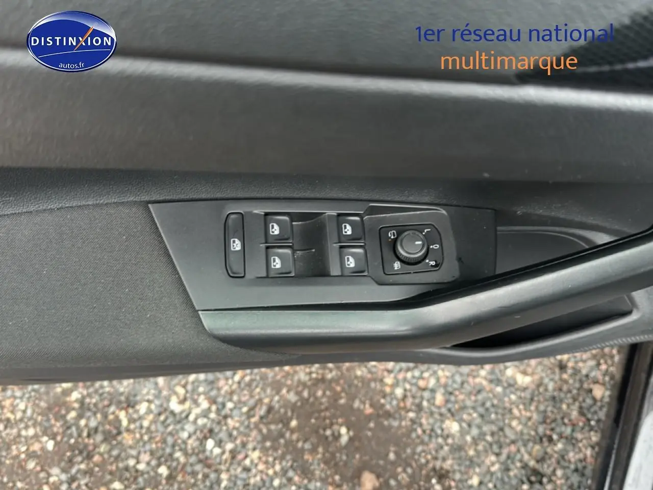 Vue rapprochée du panneau de commandes des vitres et rétroviseurs côté conducteur d'une Volkswagen Polo noire intense nacrée.