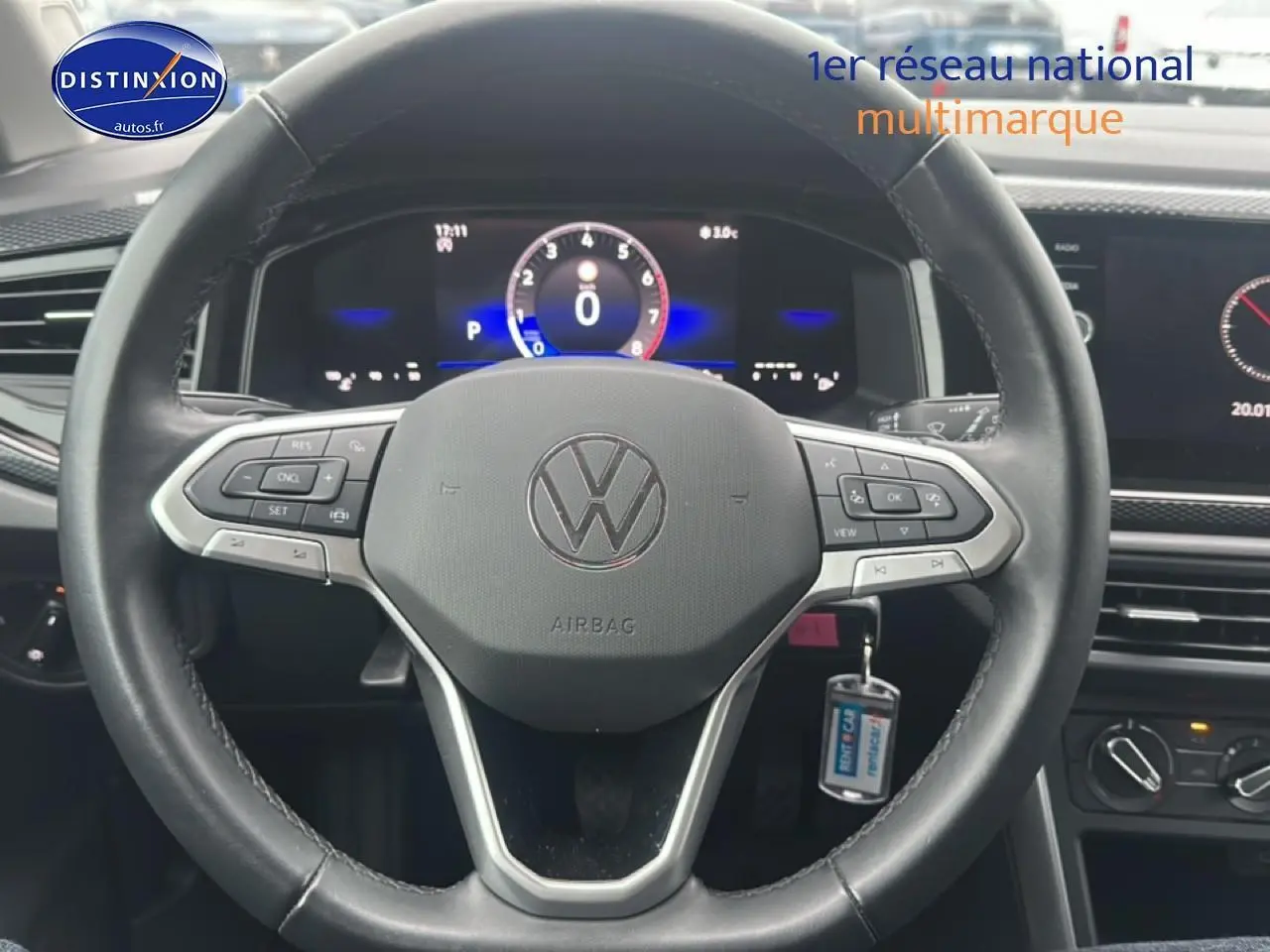 Vue rapprochée du volant cuir multifonction noir avec tableau de bord digital de la Volkswagen Polo 2025 noire.