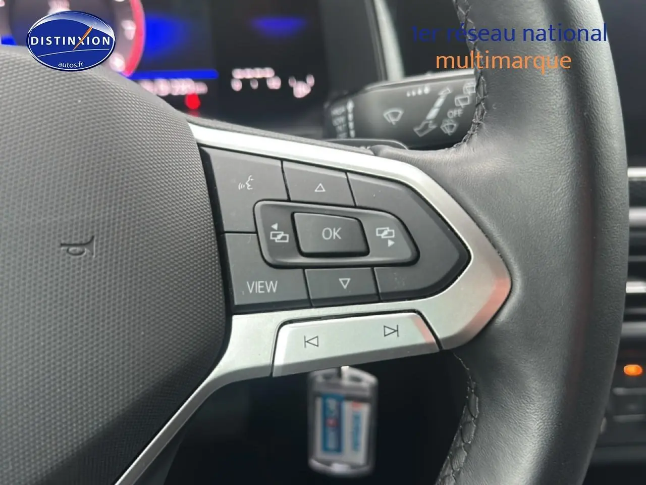 Gros plan sur les commandes multifonctions en cuir noir du volant de la Volkswagen Polo 2025, finition VW Edition.