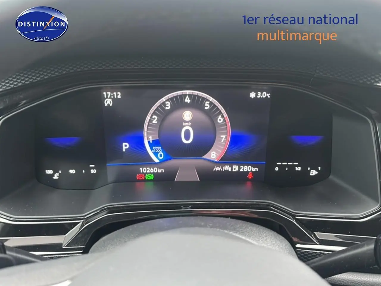 Tableau de bord digital couleur 8 pouces de Volkswagen Polo noir intense nacré, vue frontale centrée sur l'affichage numérique.