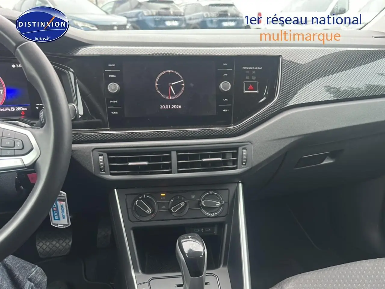 Tableau de bord et console centrale de Volkswagen Polo 2025 noir intense nacré, vue intérieure avant côté conducteur.