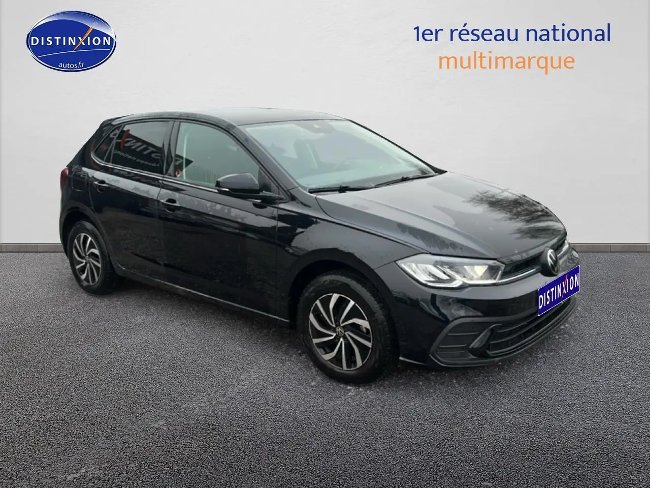 Volkswagen Polo 2025 noir intense nacré vue 3/4 avant droit avec jantes alliage et phares LED allumés.
