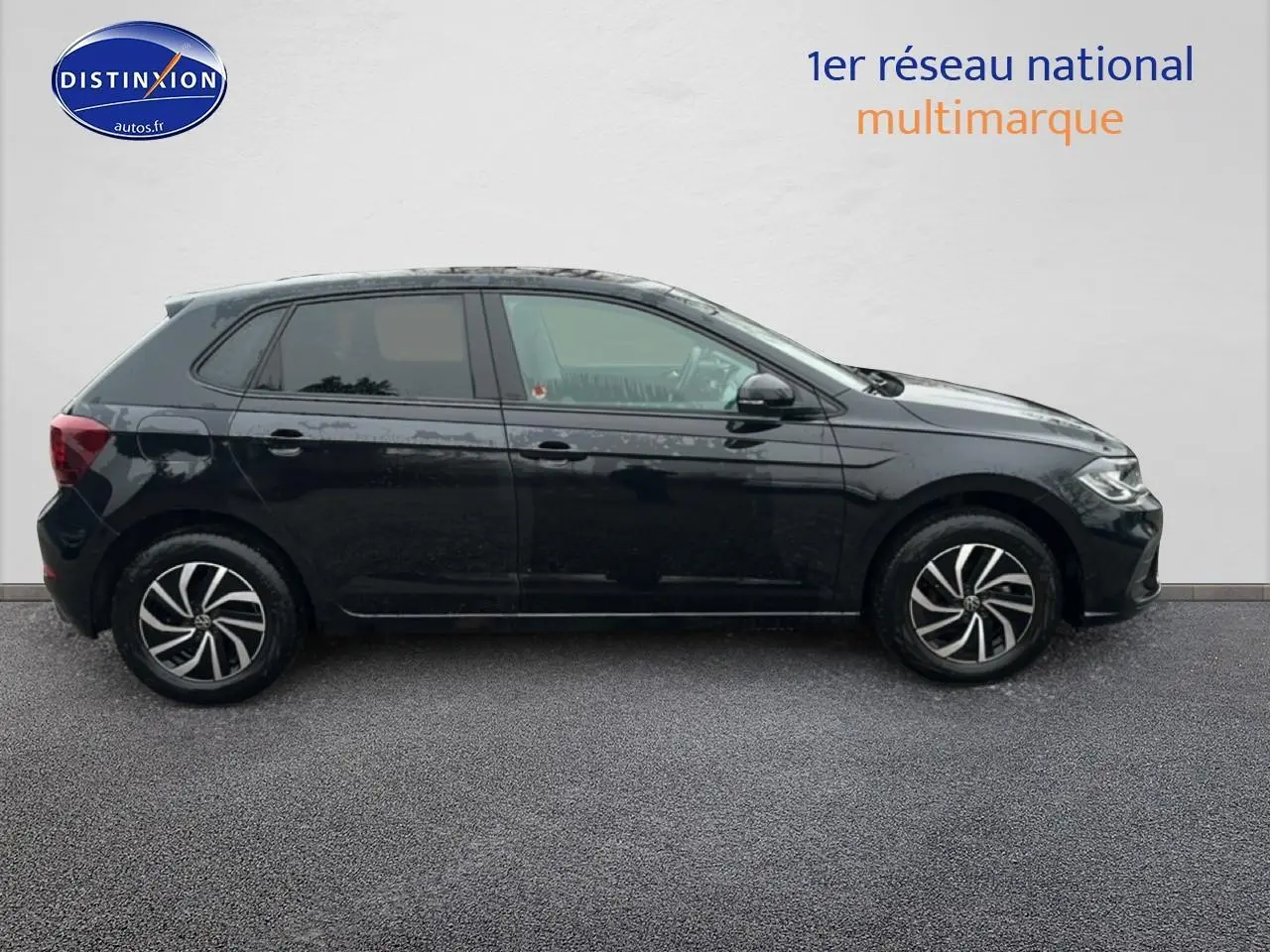 Profil droit d'une Volkswagen Polo noire intense nacrée 2025 avec jantes alliage et vitres surteintées.