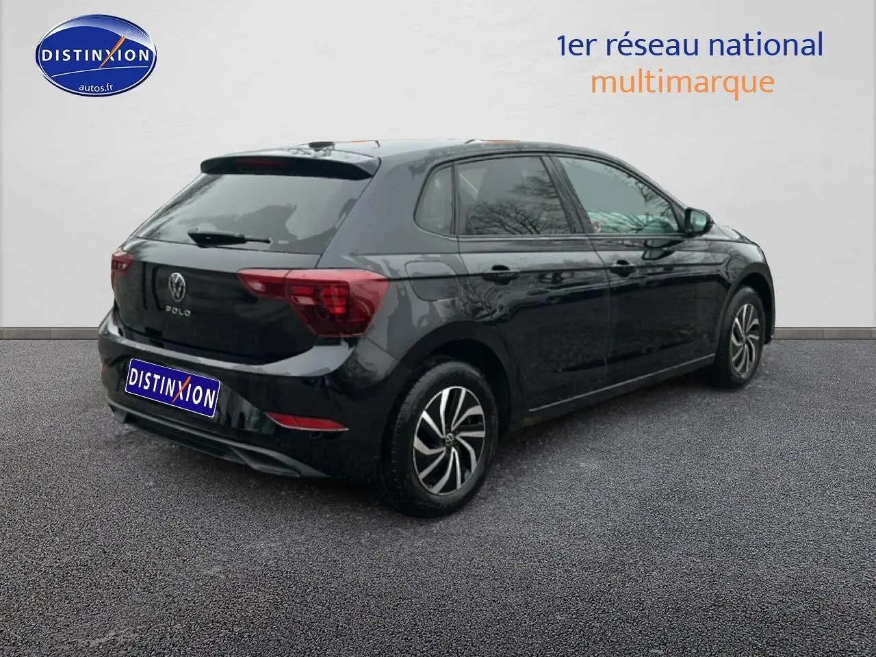 Volkswagen Polo noir intense nacré vue 3/4 arrière droit avec jantes alliage et vitres surteintées.