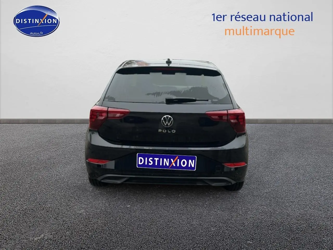 Vue arrière d'une Volkswagen Polo noire intense nacre, avec feux arrière LED et lunette surteintée.
