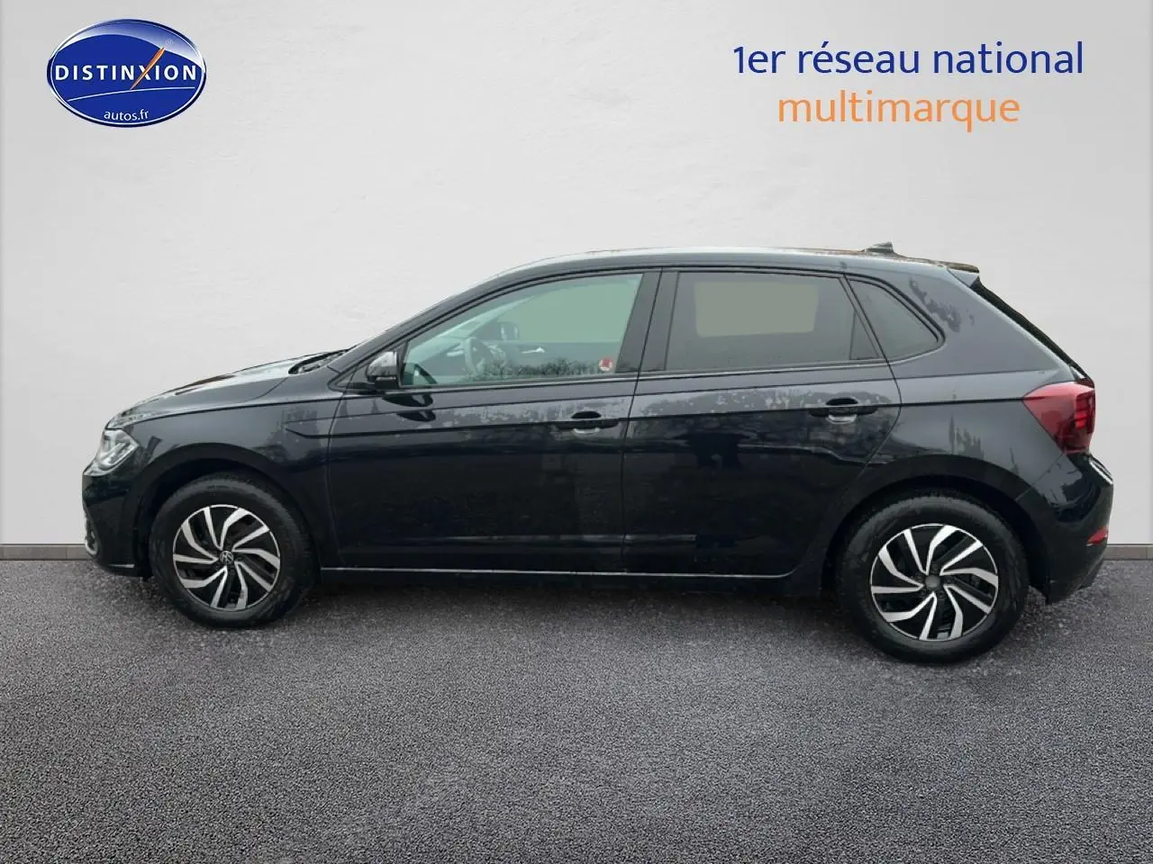 Vue de profil côté gauche d'une Volkswagen Polo noire intense nacrée avec jantes alliage et vitres surteintées.