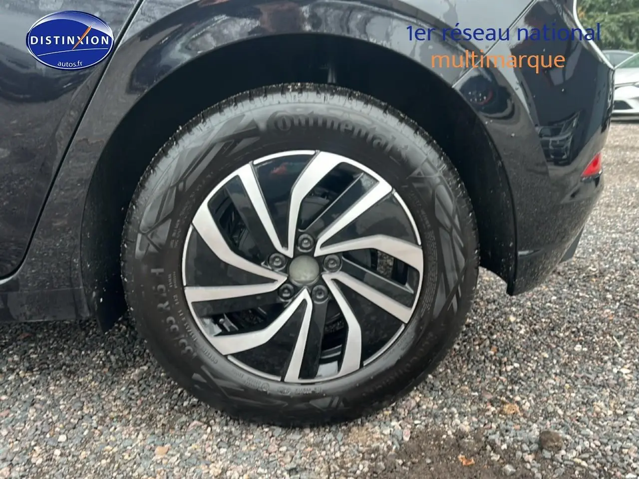 Gros plan sur la roue arrière droite d'une Volkswagen Polo noire intense nacrée avec jante alliage 15 pouces.