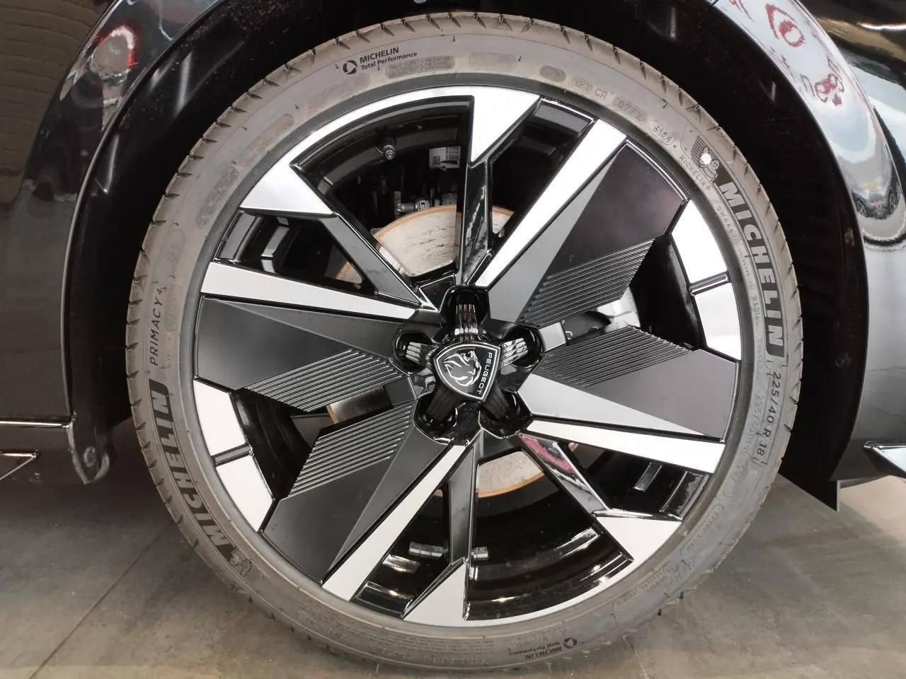 Gros plan sur la jante alliage 18" bi-tons noir et argent du PEUGEOT 308 1.2i Hybrid noir métallisé.