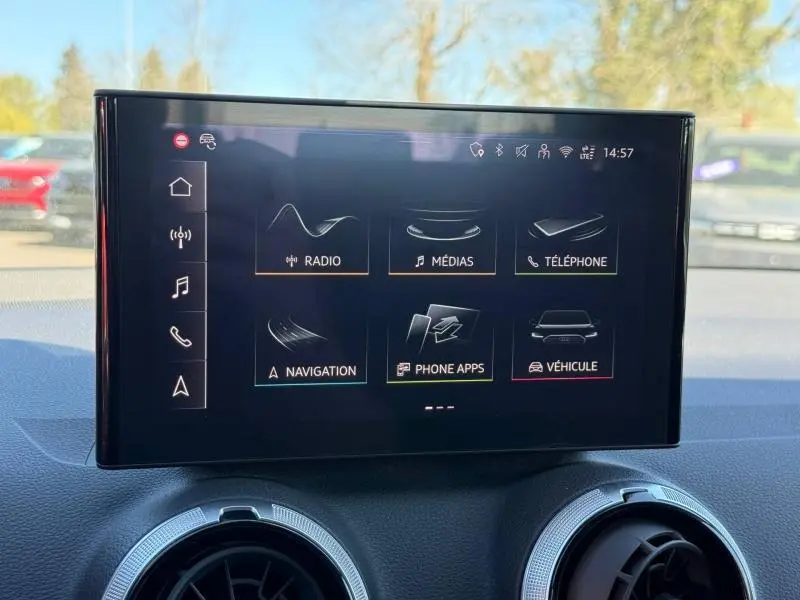 Écran tactile central de l'Audi Q2 35 TDI 150ch S line 2025 affichant les options radio, médias, téléphone et navigation.