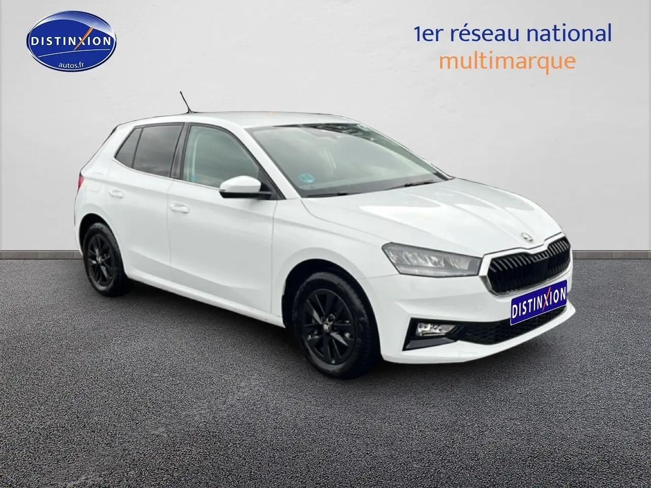 Vue 3/4 avant d'une Skoda Fabia blanche 2025 avec jantes noires et calandre noire distinctive.