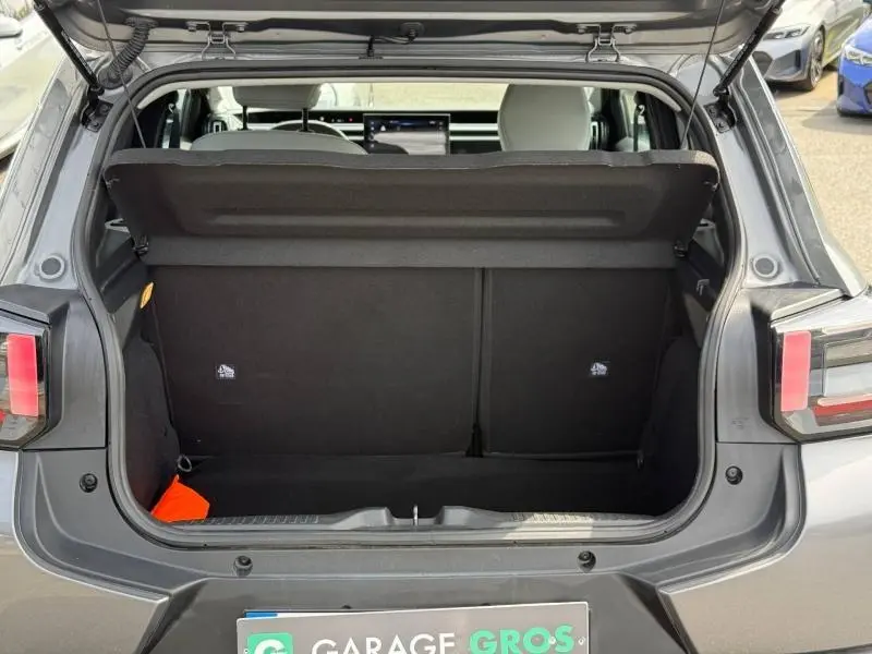 Coffre ouvert vu de l'arrière d'une Citroën C3 gris Mercury avec banquette arrière et intérieur clair visibles.