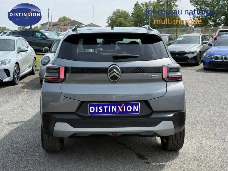 Vue arrière d'une Citroën C3 1.2 Turbo 100ch gris Mercury avec feux LED et lunette arrière surteintée.