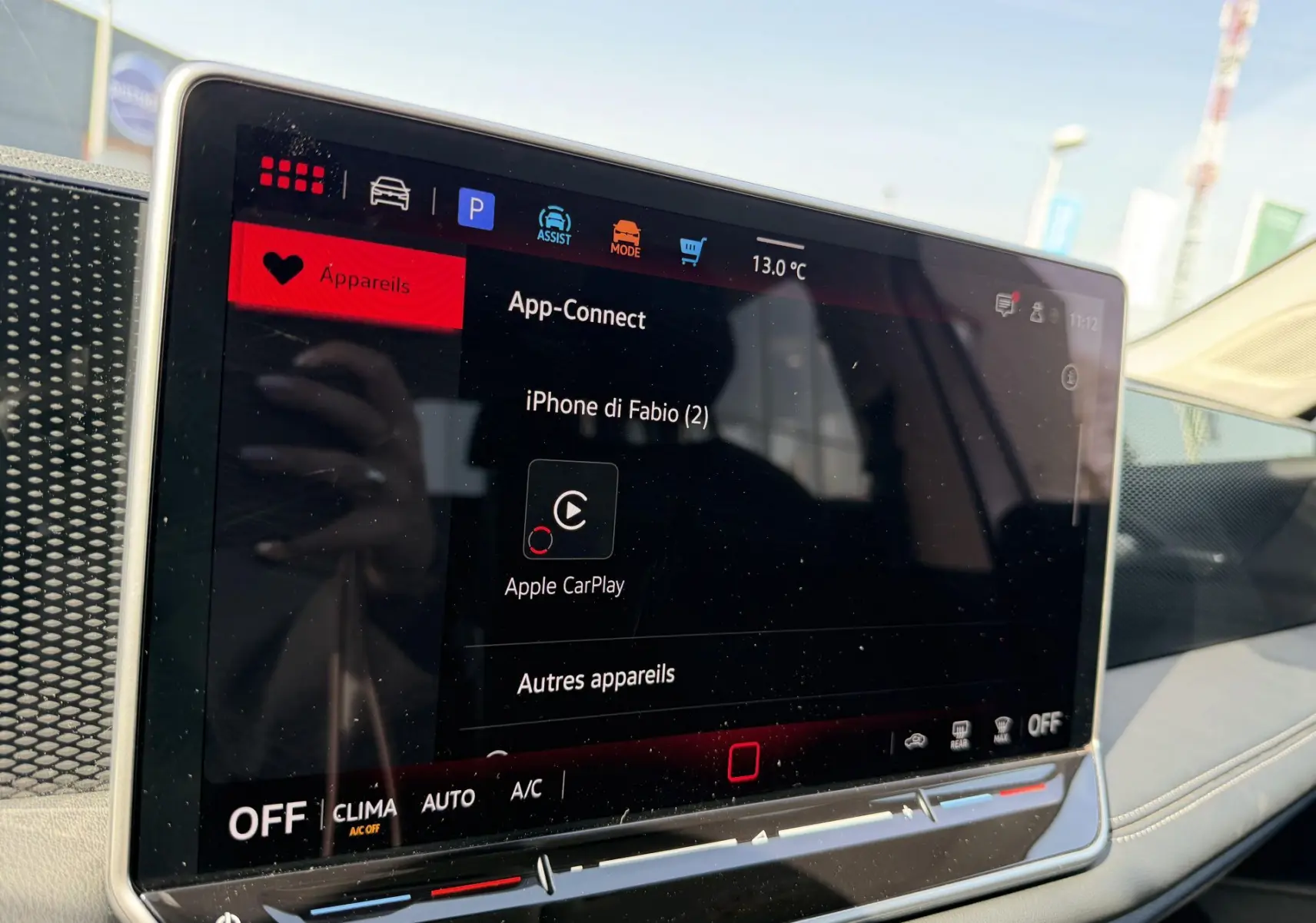 Écran tactile central du Volkswagen Tiguan 2025 affichant la connexion Apple CarPlay, intérieur gris clair visible.